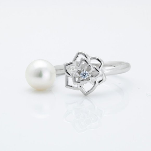 Gorgeous Sterling Silver Pearl Ring - Picture 1 of 3